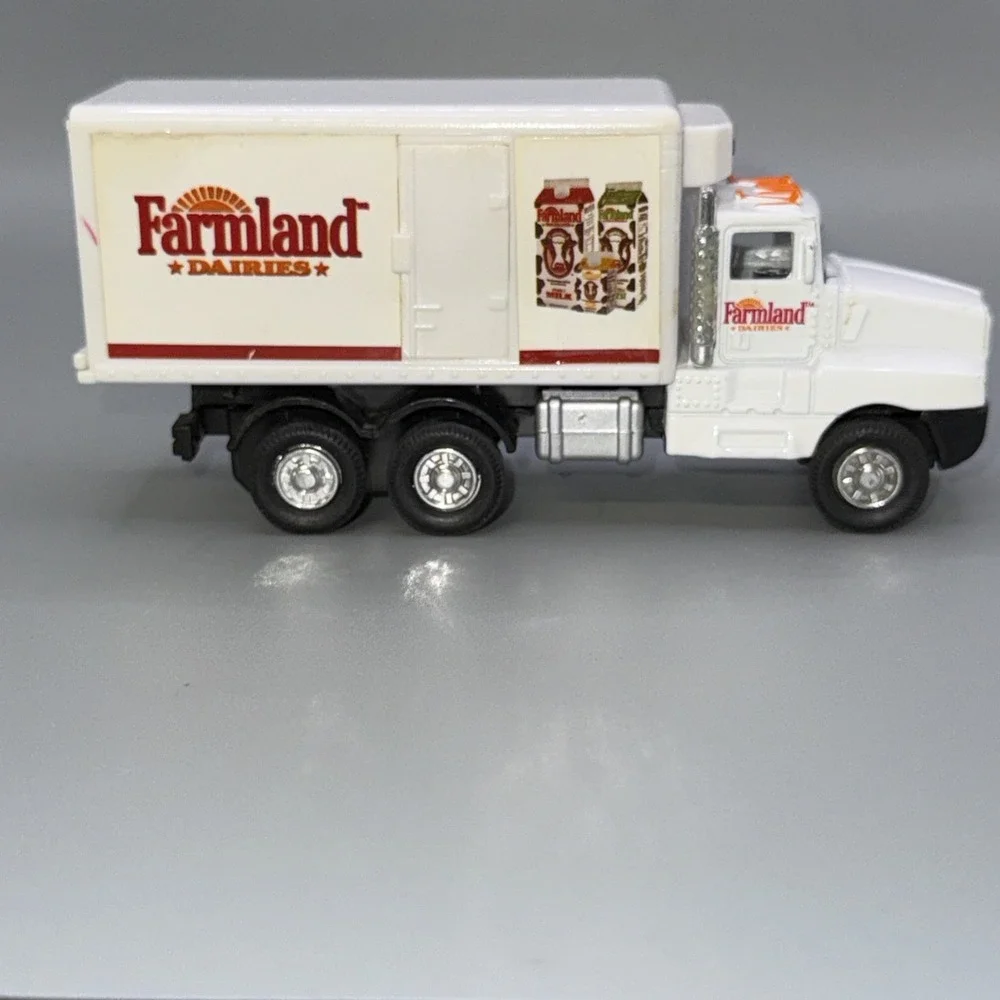 International Busted Knuckle Garage & Farmland Truck Showcasts  5